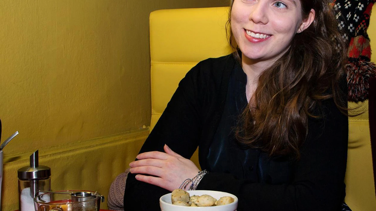 Jaana Virrosella on isän puolelta karjalainen, äidin puolelta venäläinen perintö. Kotona puhutaan venäjää ja syödään venäläistä ruokaa, joka on tehty suomalaisista raaka-aineista.