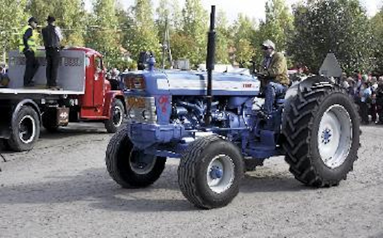 Ford 5000 OK-6 on tavallinen Viistonni, johon on Orasvuon Konepajan tekemien sovitusosien avulla asennettu 6-sylinterinen, 113 hv:n Ford-teollisuusmoottori. Puun ajoon tarkoitetuissa traktoreissa oli lämmityslaitteella varustettu ohjaamo, peltomallin sai avonaisenakin. Suurentunut teho saatiin hyödynnettyä takasillan alle asennettujen lisäpainolevyjen avulla. (Riihimäki)
