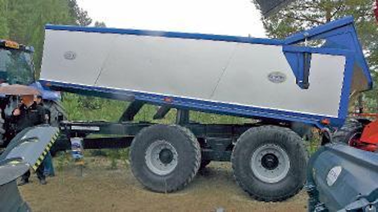 Stark-perävaunuvalikoima järeytyy. Uuden MV 20 -vaunun kantavuus on tyyppinumeron mukainen 20 tonnia. Lavatilavuus on 15 mottia. 17 tonnin vaunuista tuttuja Stark-ominaisuuksia on täydennetty sekä hydraulisesti siirrettävällä telillä, (jonka ansiosta vaunun painojakauman säätö on entistä helpompaa,) että kääntyvyyttä parantavilla ohjaavilla takapyörillä. Ohjausjärjestelyn seurauksena pyöräkokovaihtoehtoja on vain yksi, vakiona vaunussa on 560/60-22.5 Michelin CargoXbibit. Starkkeja valmistaa lapinlahtelainen Lametal Oy. (HH)