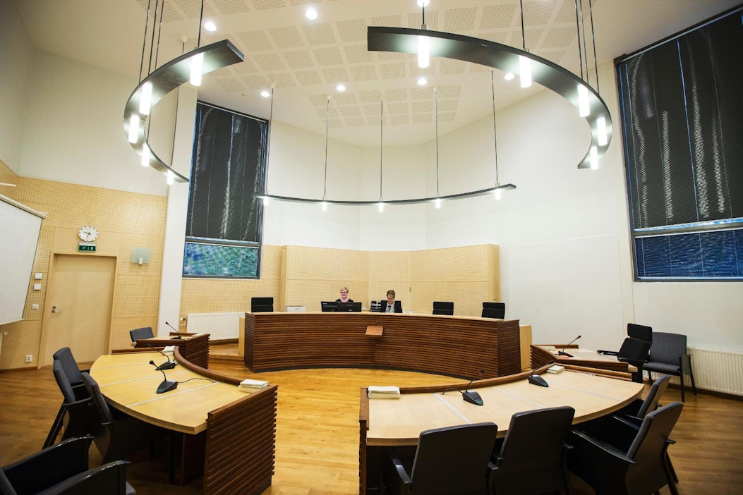 Iisalmen käräjäoikeuden sali tyhjenee vuonna 2018.