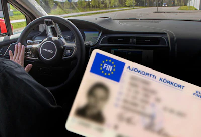 Ajokorttilupahakemus maksaa 35 euroa ja ajokortin uusiminen 25 euroa.