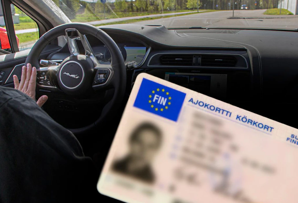 Ajokorttilupahakemus maksaa 35 euroa ja ajokortin uusiminen 25 euroa.
