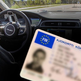 Ajokorttilupahakemus maksaa 35 euroa ja ajokortin uusiminen 25 euroa.