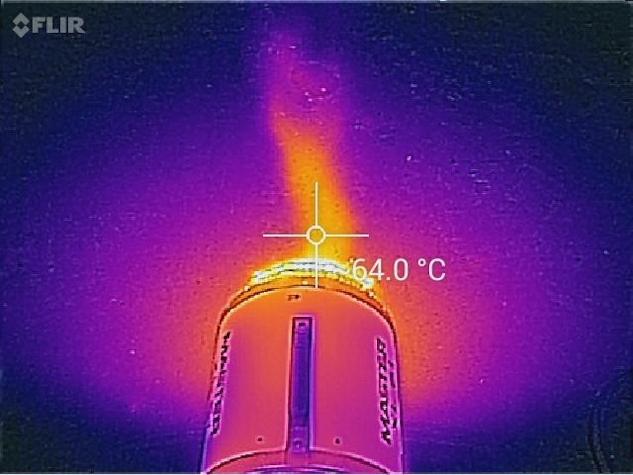 Infrapunalämmittimet eivät lämmitä ilmaa, vaan edessä olevia kohteita. Tämän vuoksi hyötysuhde on hyvä. Masterin kuva on otettu kokeilussa olleella Flir One -lämpökameralla.