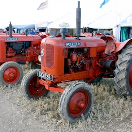 Nuffield Universal DM4 -traktoria valmistettiin vuosina 1950-54 Birminghamissa, Englannissa.