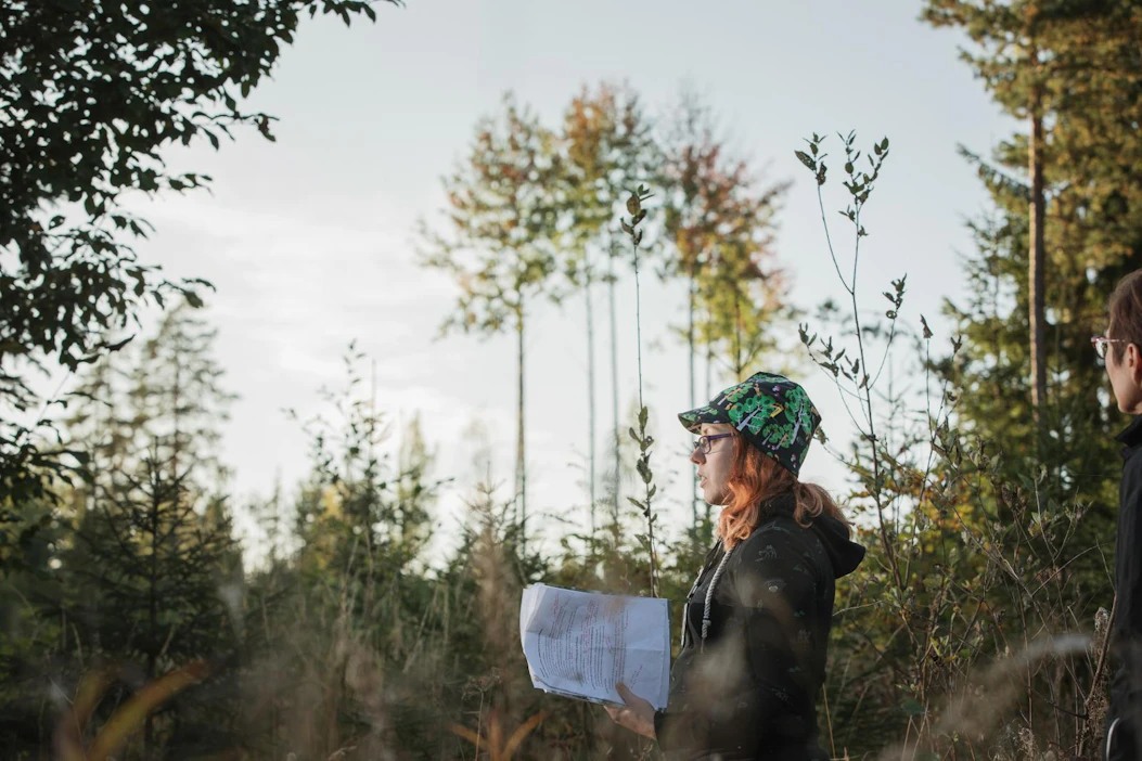Metsäkeskuksen Tiina Karjalainen veti Laatuloikka luonnonhoitoon -iltakävelyn tiistaina Kouvolan Jaalassa.