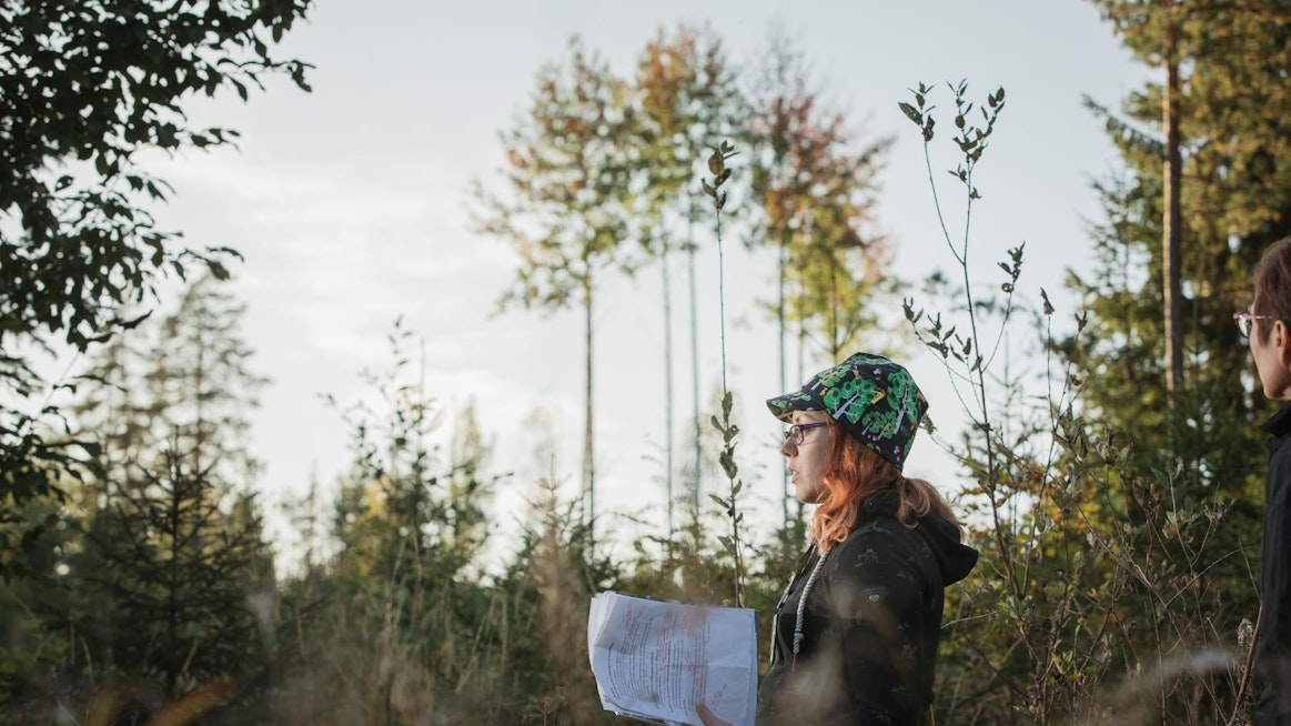 Metsäkeskuksen Tiina Karjalainen veti Laatuloikka luonnonhoitoon -iltakävelyn tiistaina Kouvolan Jaalassa.