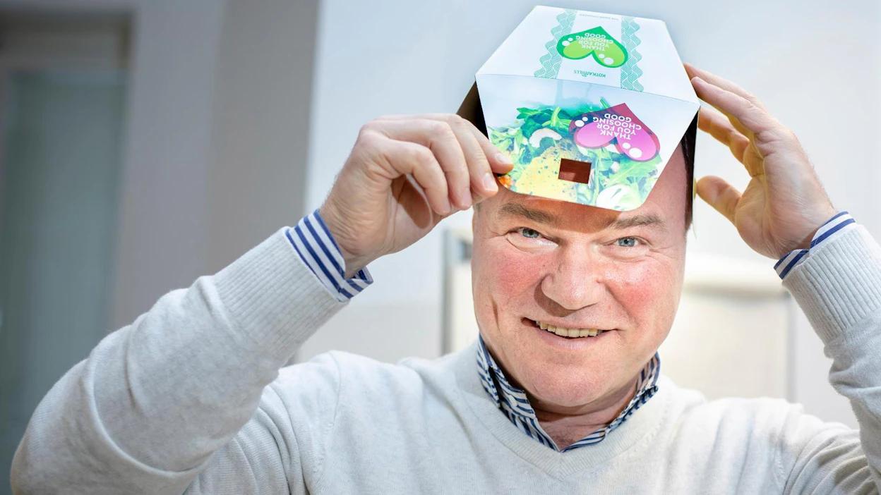 Kotkamillsin toimitusjohtaja Markku Hämäläinen uskoi jääräpäisesti visioonsa muovittomasta kartongista. Hän lähti 200 miljoonan euron hankkeeseen tyhjin käsin, pani likoon sekä omat että perheensä rahat, ja lainaakin otettiin reilusti.