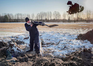 Juha Mieto pitää lapiotyön vauhdin sellaisena, että "ilimassa riittää mättähiä". Pihatyöt ovat hyvää hyötyliikuntaa, niitä sopii tehdä myös luppoelämän vaiheessa.