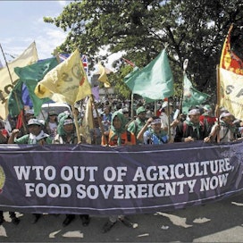 Pienviljelijä- ja kehitysjärjestöt kampanjoivat Balin kokouksessa ruokaturvan puolesta. WTO-kokouksista aiemmin tutuilta suurmielenosoituksilta kuitenkin vältyttiin. Edgar Su/Reuters