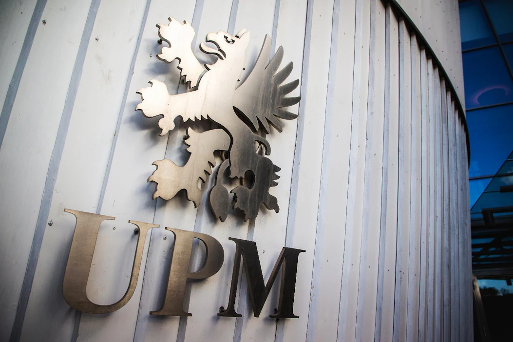 Metsäyhtiö UPM-Kymmene kertoo maksaneensa viime vuonna yhteisöveroja 202 miljoonaa euroa. Jos tytäryhtiöitä ei lasketa, suurin yhteisöverojen maksaja oli verohallinnon tietojen mukaan lääke- ja kemianyhtiö Bayer. Se maksoi viime vuonna yhteensä 145 miljoonaa euroa yhteisöveroja.