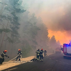 Tulipalo riehuu Itä-Ukrainassa Luganskin alueella, joka on osittain Venäjän tukemien separatistien hallinnassa. LEHTIKUVA/AFP