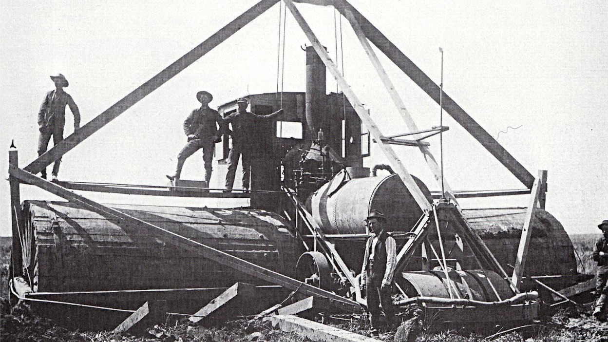 Höyryvoimaa alettiin soveltaa peltotöihin 1800-luvun puolivälin jälkeen. Pehmeillä mailla tarvittiin erikoisrakenteita, pienimmätkin höyrytraktorit kun painoivat kymmenisen tonnia. Kuvan Best-höyrytraktori on kuvattu Tularen alueella Kaliforniassa, joskus 120 vuotta sitten. Vajaat 3 metriä korkeat ja 4,5 metriä leveät puiset vetopyörät eivät ole kantaneet 41-tonnista konetta vesijättömaalla. Best ja pahin kilpailija Holt siirtyivät muutaman vuoden kuluttua tela-alustoihin. (Kuva: Caterpillar)