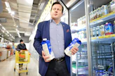 ”Ruokakauppoihin voi tulla hyvinkin viinit, mutta minä kunnioitan isäni linjaa”, sanoo Janne Ylinen ja esittelee sen sijaan ketjun myydyintä maitoa, Ziipiä. ”Meillä on kotona neljä lasta, ja vien aina kymmenen purkkia kerralla.”