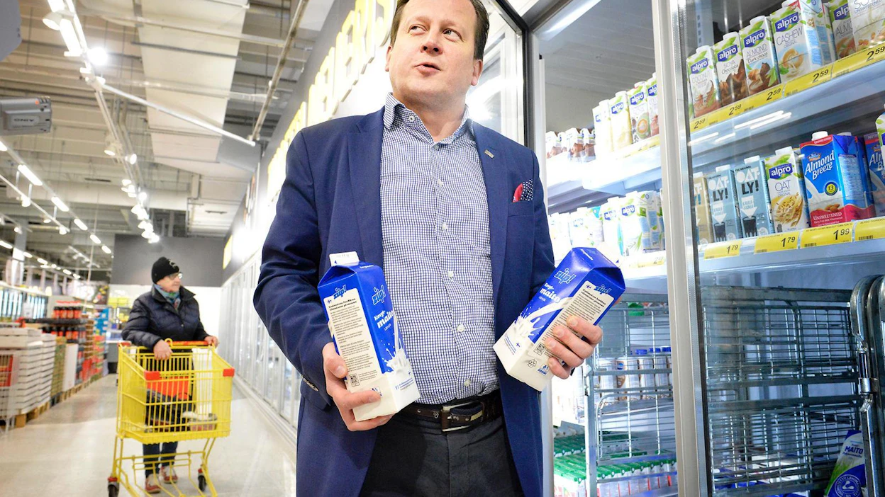 ”Ruokakauppoihin voi tulla hyvinkin viinit, mutta minä kunnioitan isäni linjaa”, sanoo Janne Ylinen ja esittelee sen sijaan ketjun myydyintä maitoa, Ziipiä. ”Meillä on kotona neljä lasta, ja vien aina kymmenen purkkia kerralla.”
