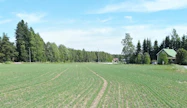 Automaattiohjausta käyttäessä joutuu pohtimaan paikannuksen tarkkuutta. Jos ajoittain peltoon tulee parin kymmenen sentin rako ja toisaalla kaksi kylvöriviä menee päällekkäin, mikä on sen agronominen merkitys ja paljonko sen estämisestä kannattaa maksaa?