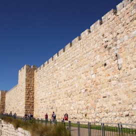 Kuvassa Jerusalemin Temppelivuoren vanha muuri.