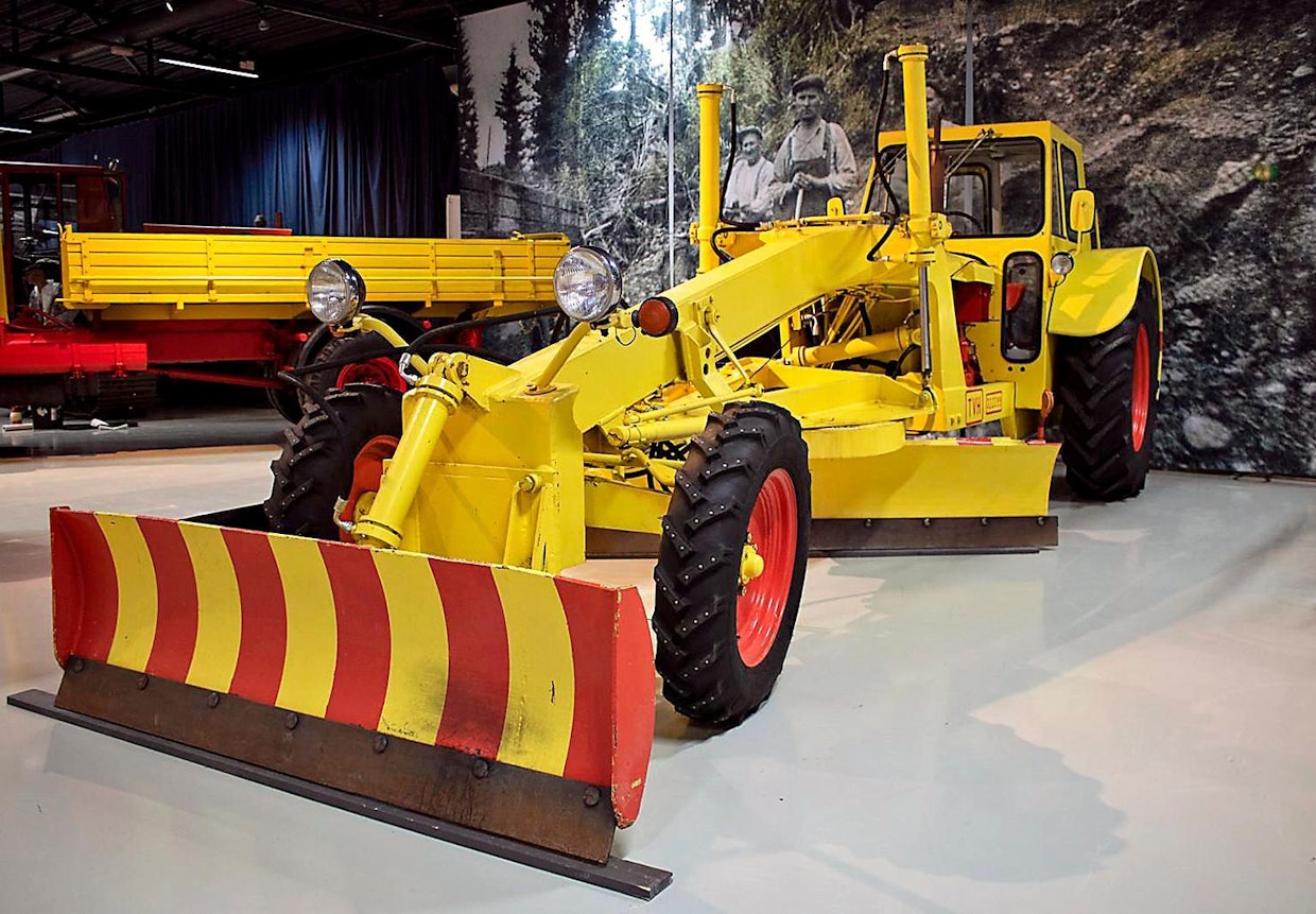 Kevyessä Tie-Nalle-höylässä peruskoneena käytettiin eri merkkisiä traktoreita. Näyttelyn kone on tehty Nuffield-tekniikalla vuonna 1966 ja se on ollut käytössä Kemin lentokentällä.