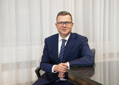 Petteri Orpo jatkaa työtehtäviään murtuneesta pohjeluusta huolimatta.