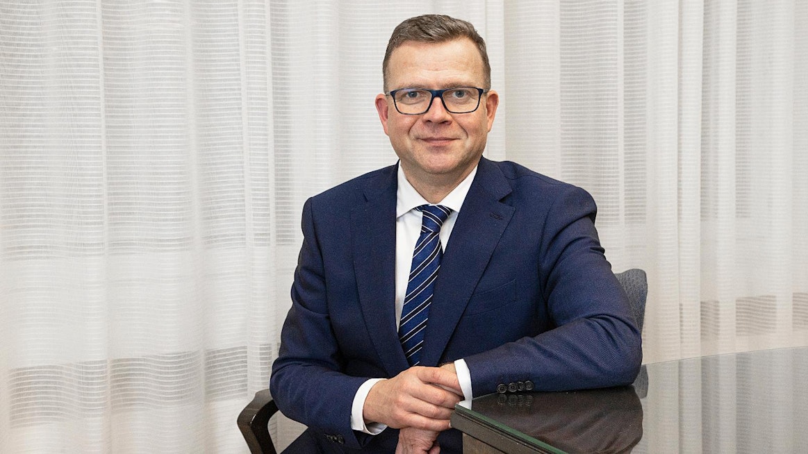 Petteri Orpo jatkaa työtehtäviään murtuneesta pohjeluusta huolimatta.