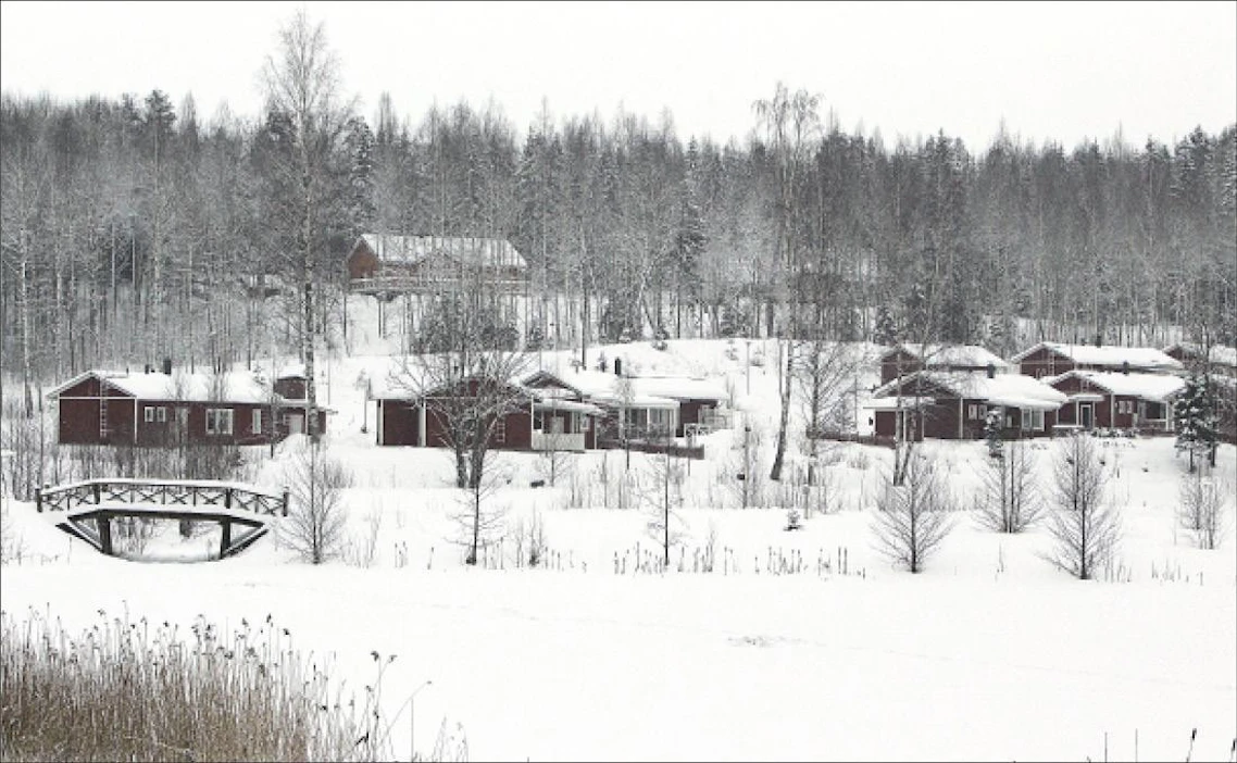 Rinteeseen on kaavoitettu 28 tonttia. Talo rakennetaan vasta kun asukas on ostanut osakkeen ja valmistalon. Jaana Kankaanpaa