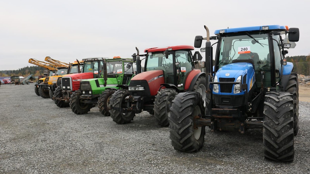 Käytetyn koneen voi hankkia myös esimerkiksi huutokaupasta. Numerossa KV 15/2016 kerroimme Lempäälän Real Parkissa järjestetystä Ritchie Brosin huutokaupasta, jossa kuvan traktoreiden lisäksi omistajaa vaihtoivat myös muut maatalouskoneet.