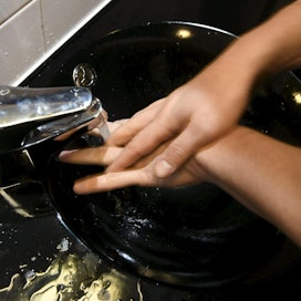 Koronavirustartunnan ehkäisemiseksi suositellaan huolellista käsien pesua. LEHTIKUVA / Heikki Saukkomaa