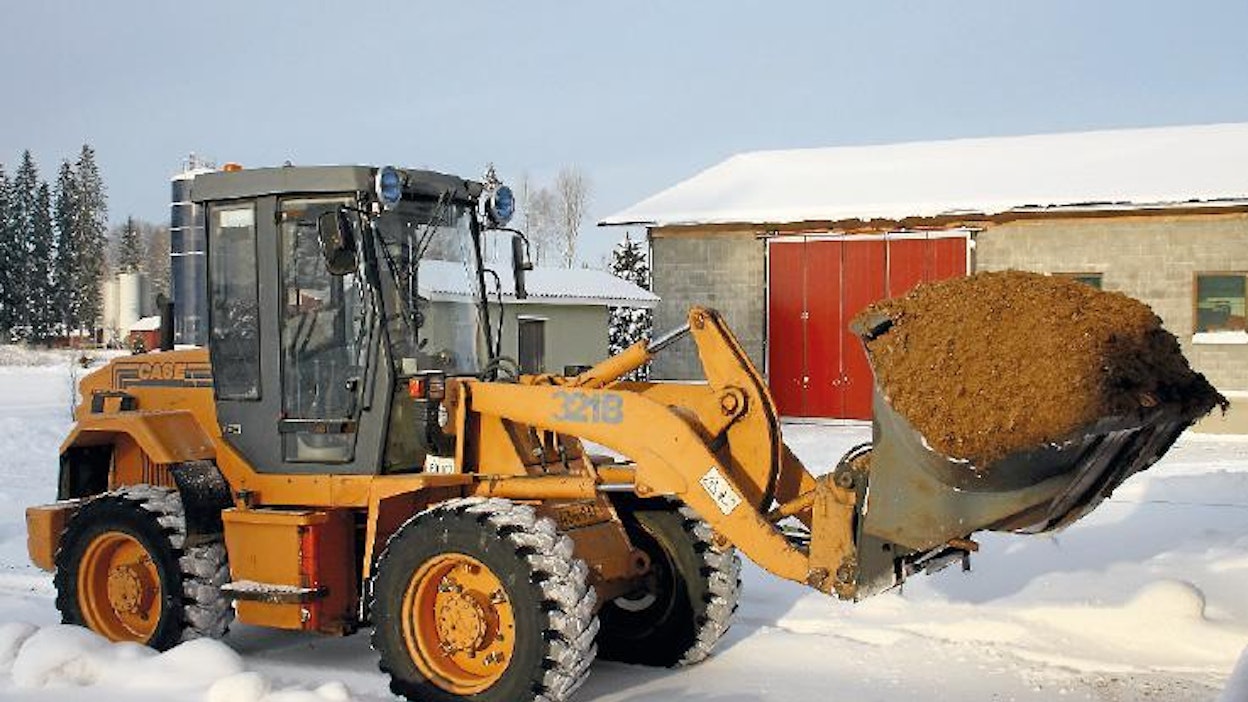 Pyöräkuormaaja on Mäkelän tilan monitoimikone. Kone on osoittautunut erittäin käteväksi kuiviketurpeen ajossa. Työssä käytetään kauhaa, joka kippaa myös sivulle.