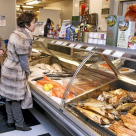 Venäläisten ostosmatkailun hiipuminen on tehnyt ison loven monen itärajan kaupan asiakaskuntaan. Olga Prodovikova kalaostoksilla Lappeenrannassa vuoden vaihteessa.