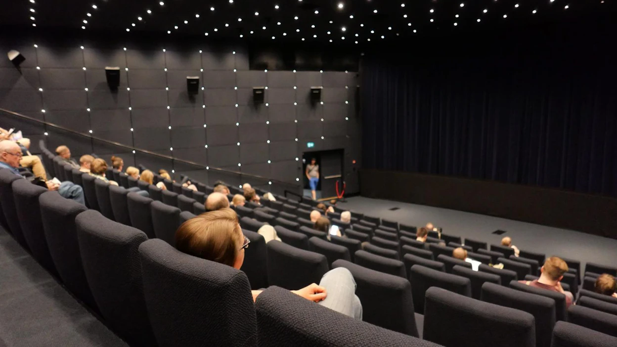 Teatterialan mukaan vaatimus kahden metrin turvaväleistä tarkoittaa, että teatterit voivat ottaa katsomoon vain 10–20 prosenttia täydestä yleisökapasiteetista. LEHTIKUVA / TEEMU SALONEN