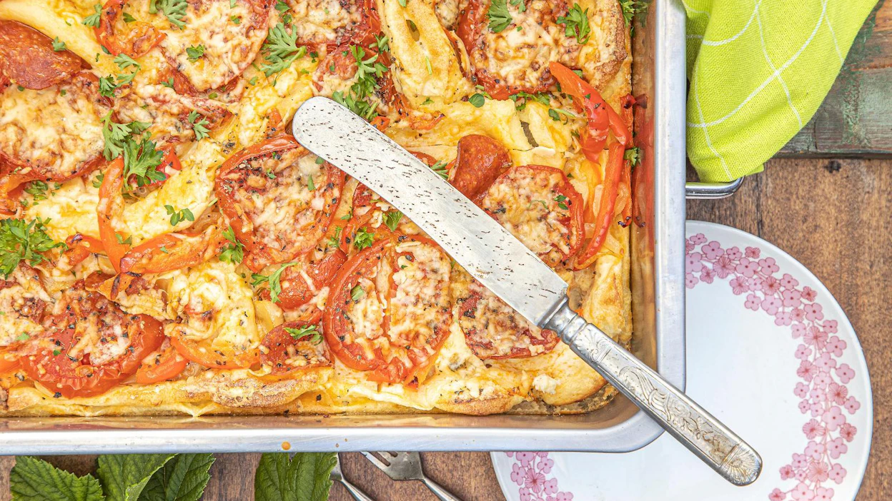 Nopea helpotus pizzanhimoon syntyy peittämällä pannarin pinta pizza-aineksilla.