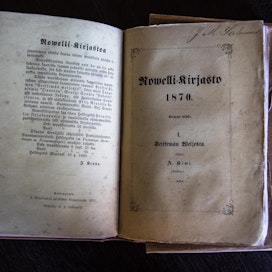 Aleksis Kiven Seitsemää veljestä luetaan Suomen kouluissa vuosikymmenestä toiseen. Teos ilmestyi ensimmäisen kerran neljänä vihkona vuonna 1870.