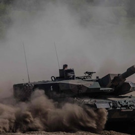 Monet Euroopan maat, kuten Puola, Viro, Latvia, Liettua ja Suomi, voivat nyt Saksan hallituksen luvalla toimittaa saksalaisvalmisteisia Leopard-tankkeja Ukrainaan. Kuvassa puolalainen Leopard-taistelupanssarivaunu sotaharjoituksissa keväällä 2022.