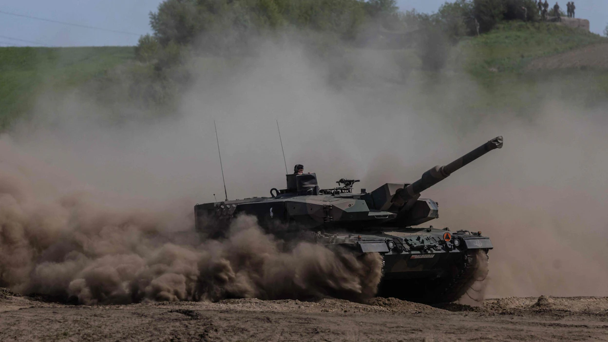 Ukraina sekä useat länsimaat, mukaan lukien Puola, Viro, Latvia ja Liettua, ovat vaatineet Saksaa antamaan luvan sen valmistamien Leopard-tankkien toimittamiselle Ukrainaan. Kuvassa puolalainen Leopard-taistelupanssarivaunu sotaharjoituksissa keväällä 2022. LEHTIKUVA / AFP.