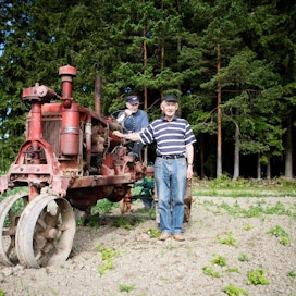 Heikki ja Pekka Mäkilä esittelevät lauantain kyntökisoihin starttia odottavaa Farmall F 20 -traktoriaan, joka on vuosimallia 1938.