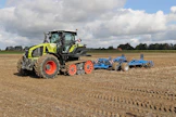 Claas Axion 960 Terra Trac traktorin moottoriteho on 323 kW/440 hv. Telatraktori sopii erinomaisesti raskaaseen vetotyöhön, koska telojen luisto on käytännössä nolla. Telojen kantopinta-ala on kolmanneksen suurempi kuin renkaiden. Telat lisäävät traktorin painoa kolmella tonnilla.