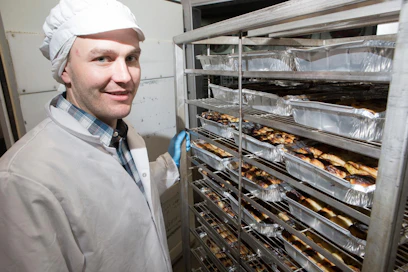 Juho Vaissi viljelee sukutilaa, mutta hallitsee myös Vaissin kaalikääryletehtaan tekniikat.