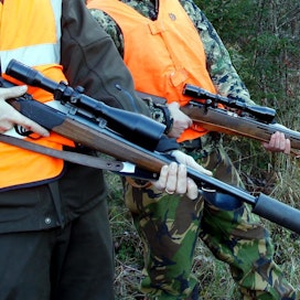 Ilta-Sanomien juttu ei kerro, mitä metsästystarvikkeita varapuheenjohtaja Jyrki Katainen yritti tilata. Kuvan aseet eivät siis liity suoraan uutiseen.