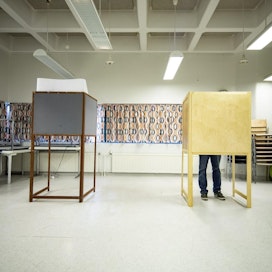 Jos suomalaiset äänestävät tammikuun aluevaaleissa samoin kuin kuntavaaleissa, eniten paikkoja aluevaltuustoihin saisi kokoomus. Kuva kuntavaalien ennakkoäänestyksestä Turusta kesäkuussa 2021. LEHTIKUVA / RONI LEHTI