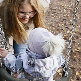 Meidän maassamme on aivan upea synnytyspalvelujärjestelmä, missä on turvallista saada lapsia, sanoo Johanna Joensuu. Hän antoi vauhtia keinussa istuvalle ystävänsä vauvalle Vaarinmaan leikkipuistossa Tampereella. 