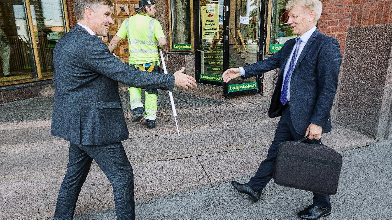 Maatalous- ja ympäristöministeri Kimmo Tiilikainen (kesk.) tapasi MTK:n johtoa tiistaina. Puheenjohtaja Juha Marttila on vaatinut maatiloille tuntuvaa kriisipakettia.