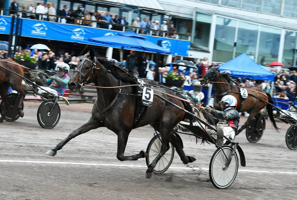 Elitloppet, Prix d'Amerique tai The Hambletonian eivät ole enää mitään? Åbyn ravirata nokittaa kisassa maailman suurimmasta ravipalkinnosta. Kuvassa on kohti Åby Stora Prisiä (2017 1. palkinto 1,6 miljoonaa kruunua) ravaava Midnight Hour rattaillaan Iikka Nurmonen.