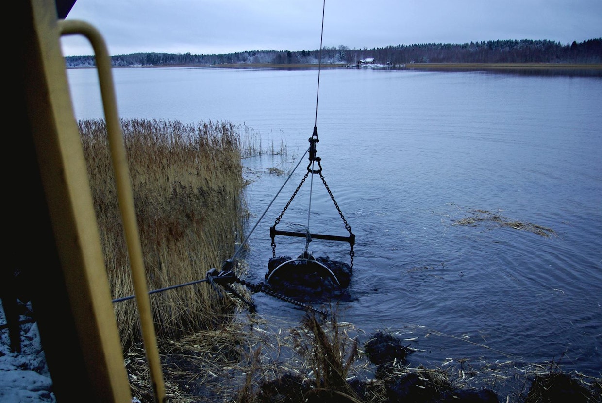 Pohjoisen Suomen lyhyet talviajan päivät tuovat oman haasteensa työhön. Koneen valotkaan eivät saa veden alta nostettavaa mustaa mutaa erottumaan mustasta ympäristöstä.