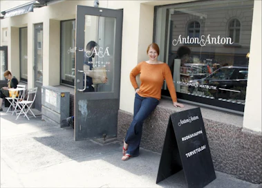 Tuottajien pitää olla ylpeitä tuotteistaan, Niina Hietalahti sanoo. Anton &amp; Antonilla on nykyään 30 työntekijää ja noin 80 tavarantoimittajaa. Jaana Kankaanpää