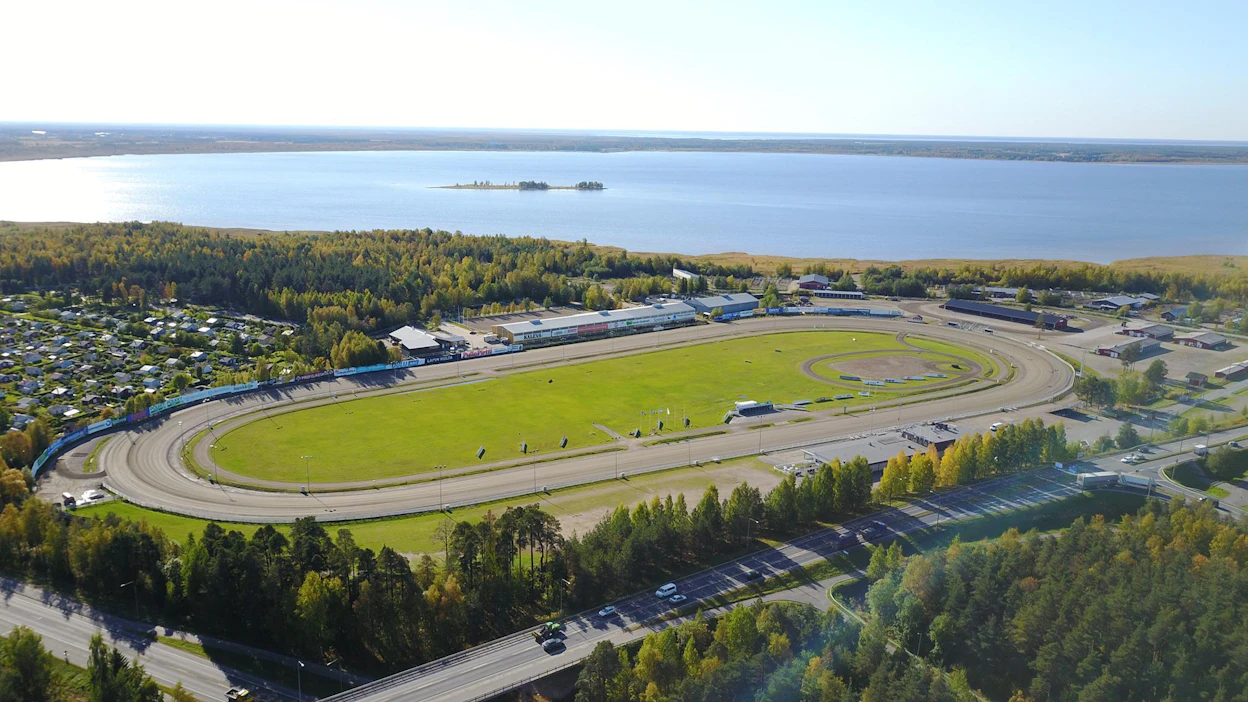 Suomen vanhin samoilla sijoillaan sijaitseva ravirata Äimärautio lintuperspektiivistä katsottuna.