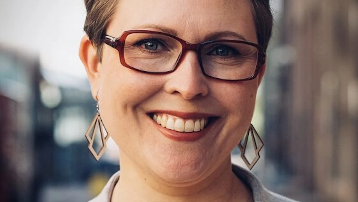 Politiikan tutkija Jenni Karimäki odottaa mielenkiinnolla tulevia vaalitutkimuksia, joissa luodataan äänestäjien liikkeitä puoluerajojen yli.