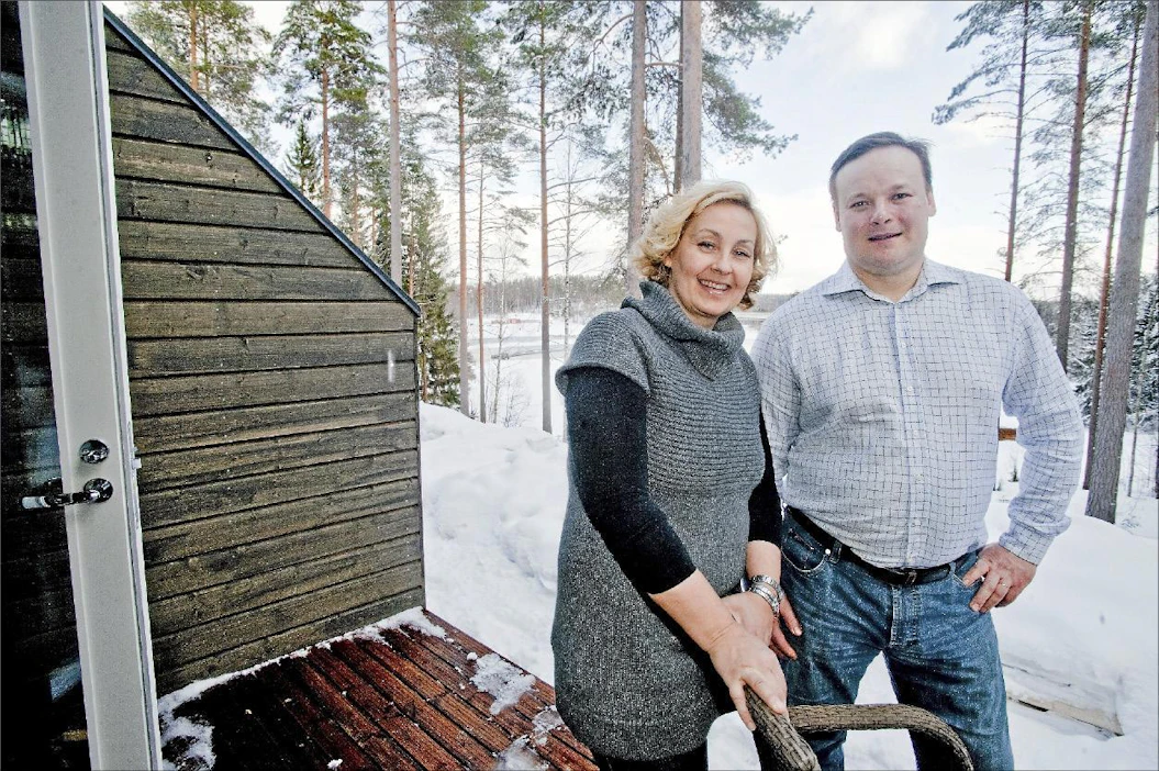 Irmeli Uusitalo ja Markus Kallio valmistautuivat tiistaina vastaanottamaan ensimmäiset asiakkaat uuteen riihihuvilaansa. Janne Nousiainen