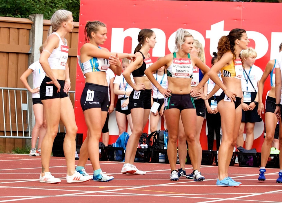 1500 metrin juoksijat odottamassa kutsua lähtöviivalle Kalevan kisoissa 2018.