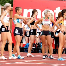 1500 metrin juoksijat odottamassa kutsua lähtöviivalle Kalevan kisoissa 2018.
