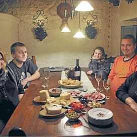 Mimmi, Eemeli, Emma, Vesa ja Sari Muikku pyörittävät maatilamatkailuyritystä Italian Toscanassa ja tarjoavat vieraille paikallisia herkkuja. Pentti Väistö